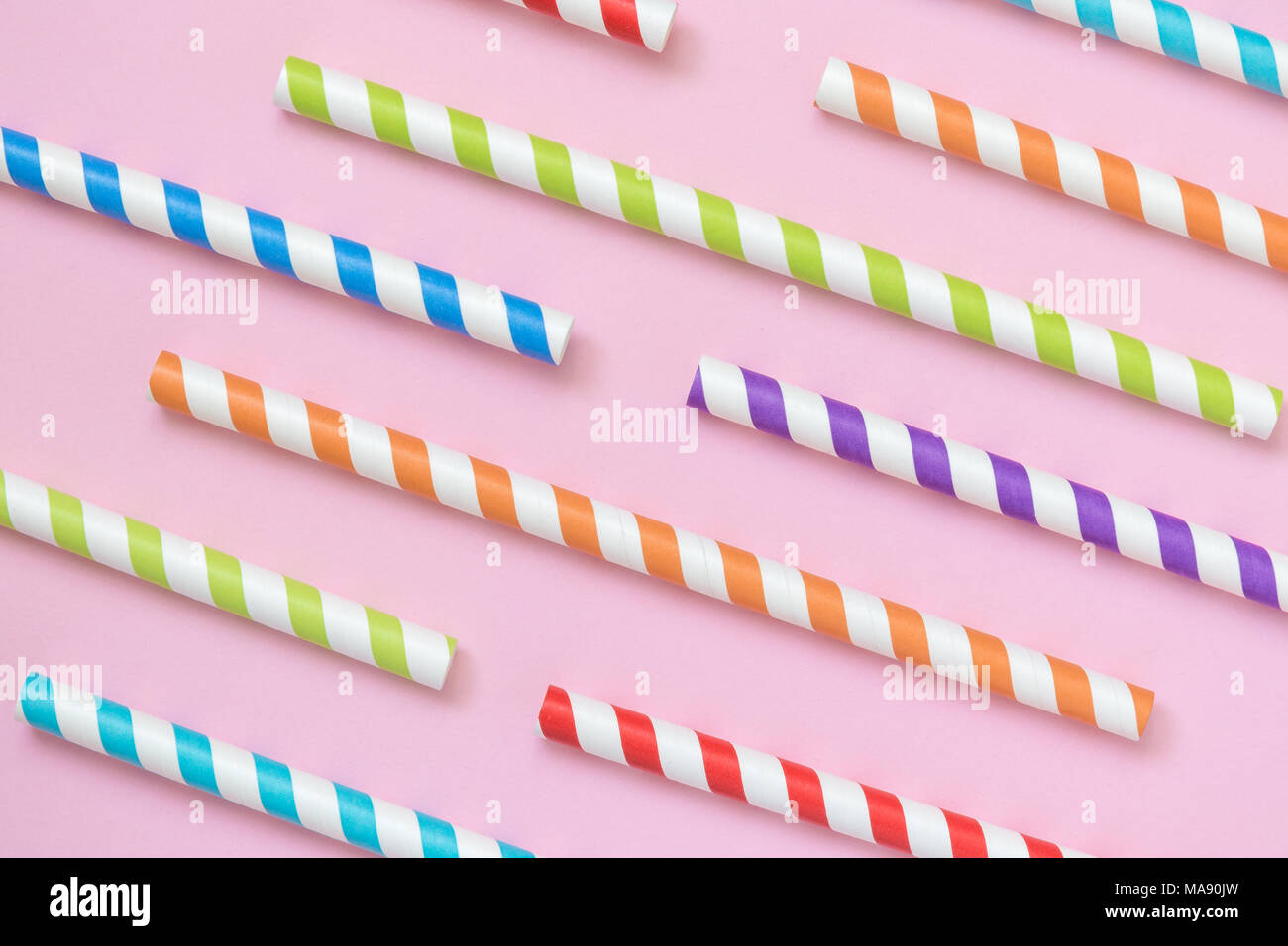 A strisce colorate di bere cannucce pattern sul rosa pastello minima di sfondo concetto creativo Foto Stock