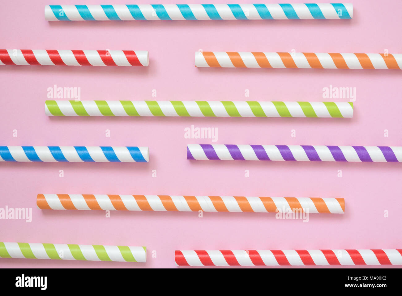 A strisce colorate di bere cannucce pattern sul rosa pastello minima di sfondo concetto creativo Foto Stock