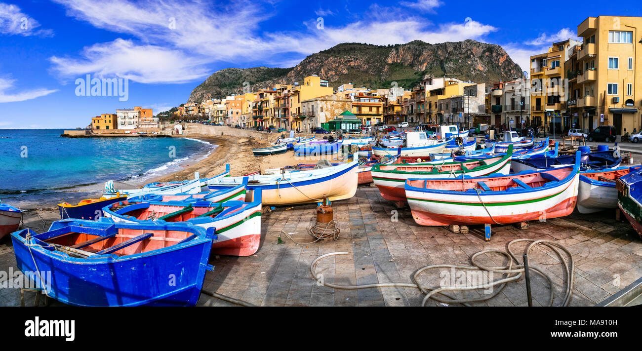 Tradizionale villaggio di Aspra,vista con case colorate e le barche da pesca,Sicilia,l'Italia. Foto Stock