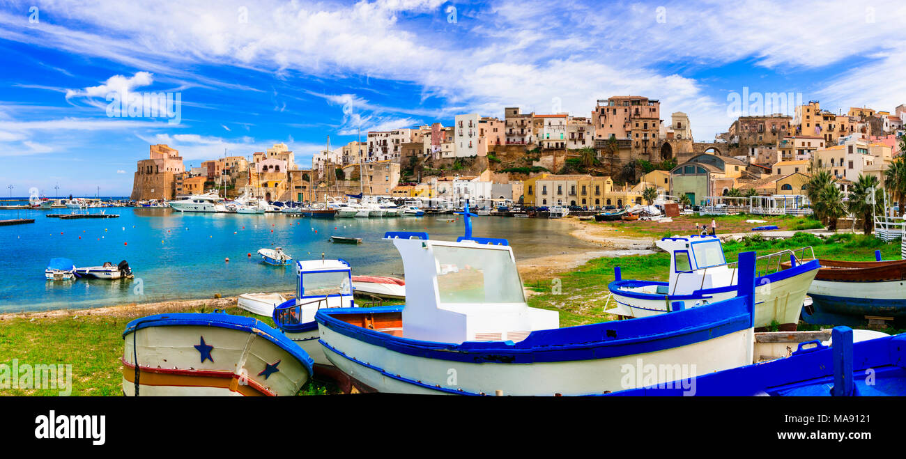 Splendida Castellammare del Golfo,vista con barche da pesca e case tradizionali,Trapani,Sicilia,l'Italia. Foto Stock