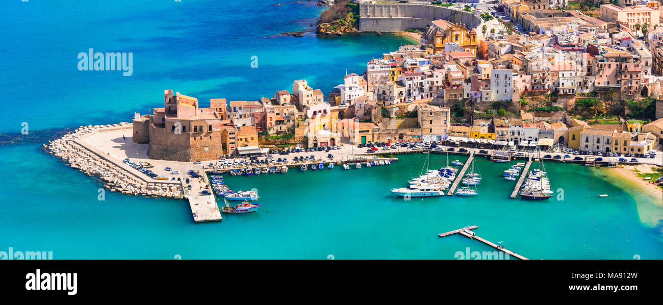 Splendida Castellammare del Golfo village,vista panoramica,Sicilia,Italia  Foto stock - Alamy