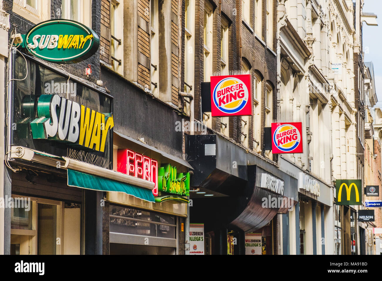 Amsterdam, Paesi Bassi - marzo 2018: un fast food della catena i loghi del marchio della metropolitana, Mc Donald e Burger King nel centro della città di Amsterdam Foto Stock