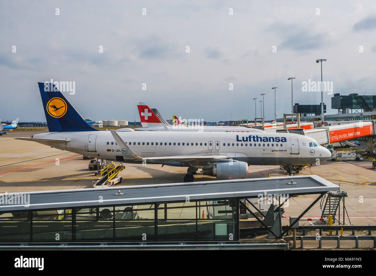 Amsterdam, Paesi Bassi - marzo 2018: aereo Lufthansa sulla posizione di imbarco in aeroporto Schiphol di Amsterdam Foto Stock
