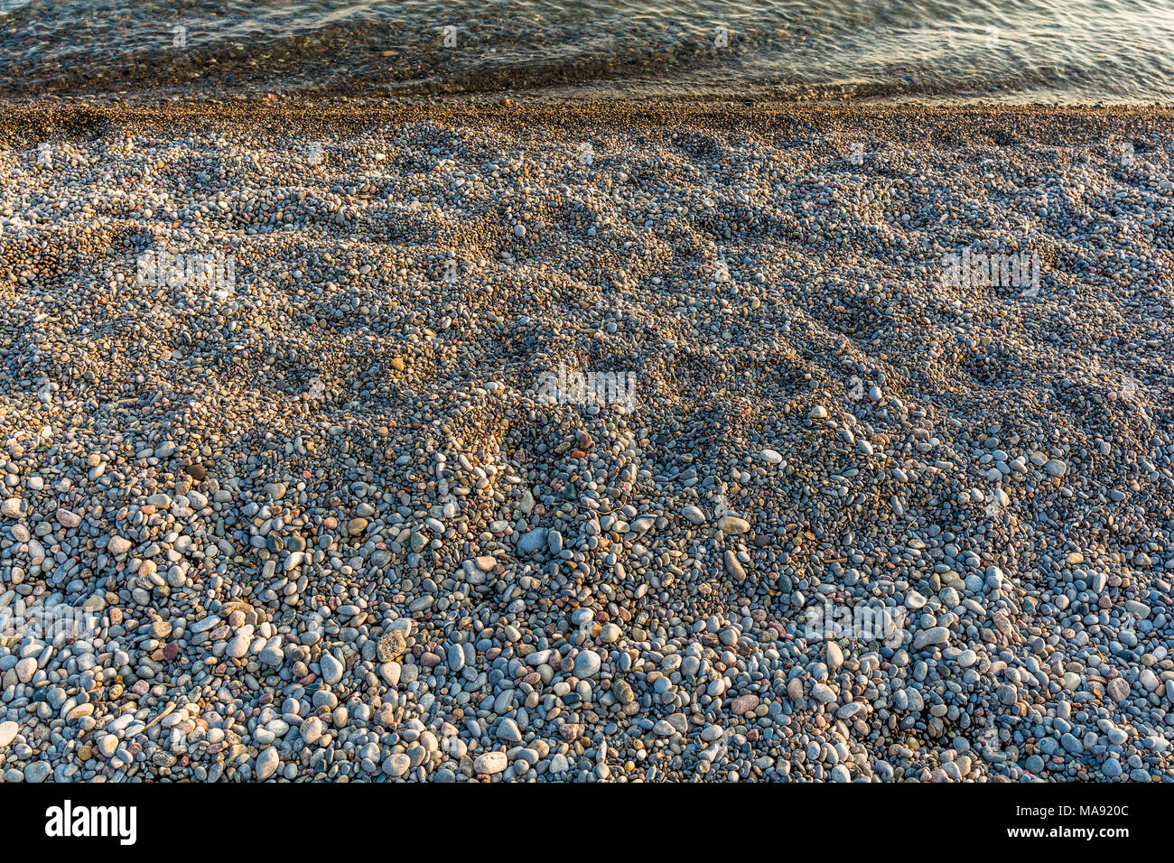 Litorale con il lago di rocce e ciottoli Foto Stock