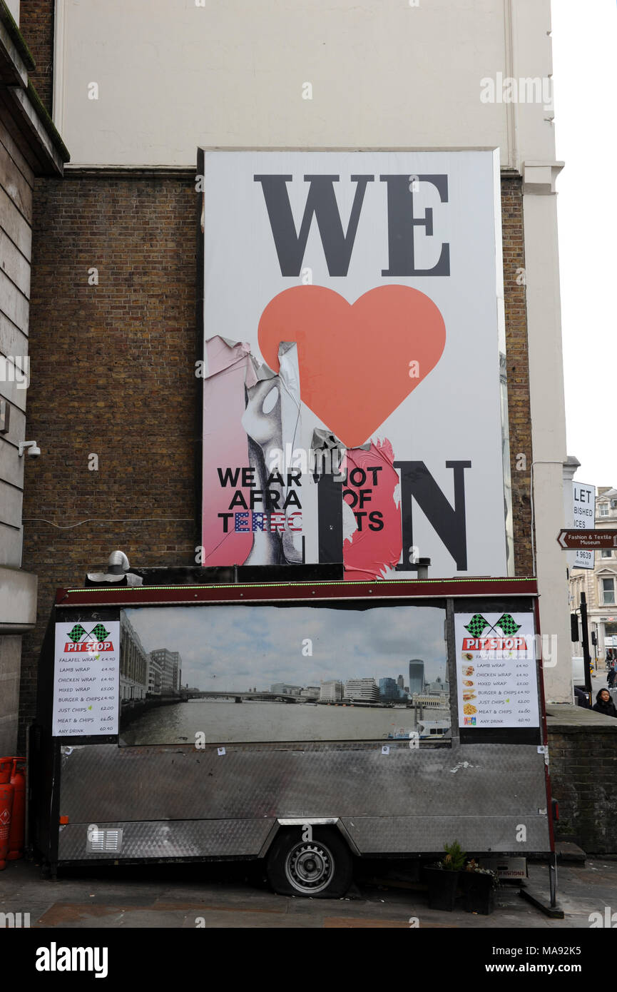 Un poster che dice che amiamo LDN su Borough High Street in riferimento al mercato di Borough attacco terroristico nel giugno 2017 Foto Stock