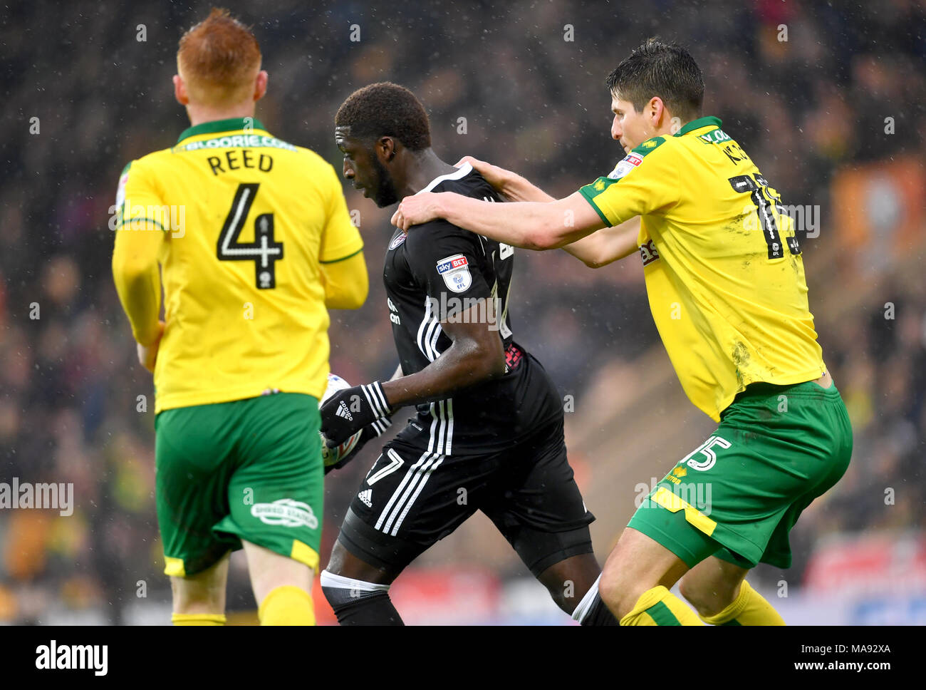 Norwich City's Timm Klose (destra) tenta di recuperare la palla da Fulham's Aboubakar Kamara durante il cielo di scommessa match del campionato a Carrow Road, Norwich. Foto Stock