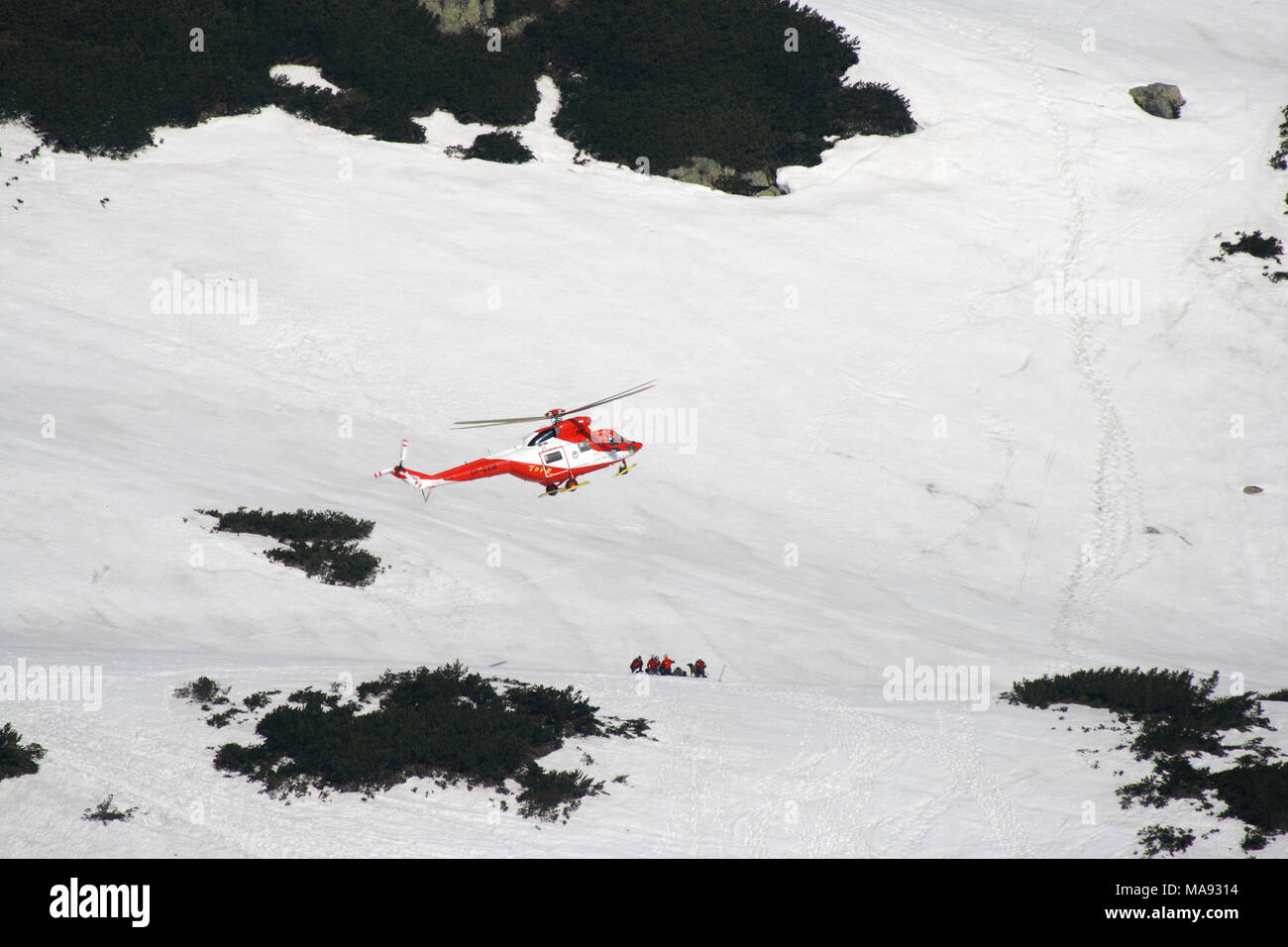 La formazione della squadra di salvataggio (TOPR) con un elicottero, Monti Tatra, Polonia Foto Stock