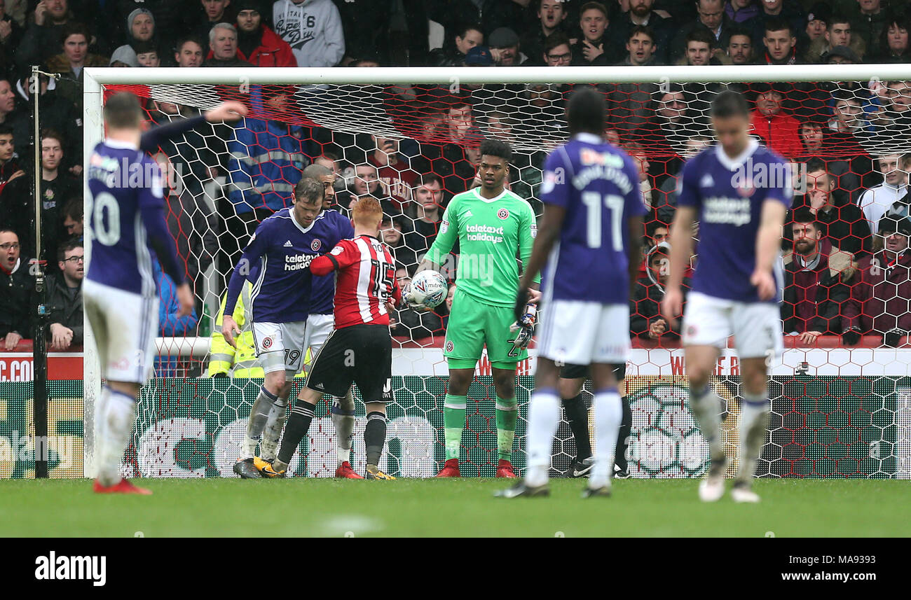 Jamal Blackman (centro), portiere dello Sheffield United, e Ryan Woods di Brentford durante la partita del campionato Sky Bet al Griffin Park, Londra. PREMERE ASSOCIAZIONE foto. Data immagine: Venerdì 30 marzo 2018. Guarda la storia di calcio della PA Brentford. Il credito fotografico dovrebbe essere: Steven Paston/PA Wire. RESTRIZIONI: Nessun utilizzo con audio, video, dati, elenchi di apparecchi, logo di club/campionato o servizi "live" non autorizzati. L'uso in-match online è limitato a 75 immagini, senza emulazione video. Nessun utilizzo nelle scommesse, nei giochi o nelle pubblicazioni di singoli club/campionati/giocatori. Foto Stock