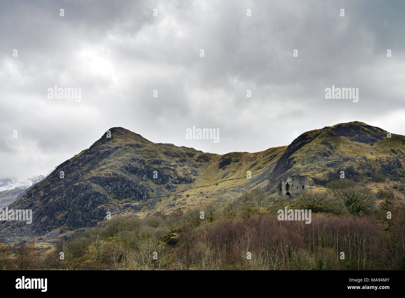 Dolbadarn Castle, vicino a Llanberis in Galles del Nord, è stato costruito agli inizi del XIII secolo dal principe gallese noto come Llywelyn il grande. Foto Stock