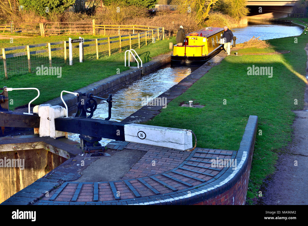 Il dispositivo di bloccaggio (numero 16) e canal strette con barca sul Worcester e Birmingham Canal vicino a Worcester, Regno Unito Foto Stock