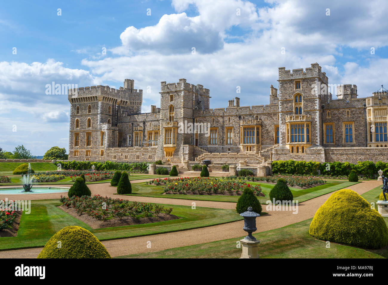 Il Castello di Windsor est anteriormente e superiormente Ward, Windsor, Inghilterra, inclusi i giardini e la torre di Brunswick su una soleggiata giornata estiva Foto Stock