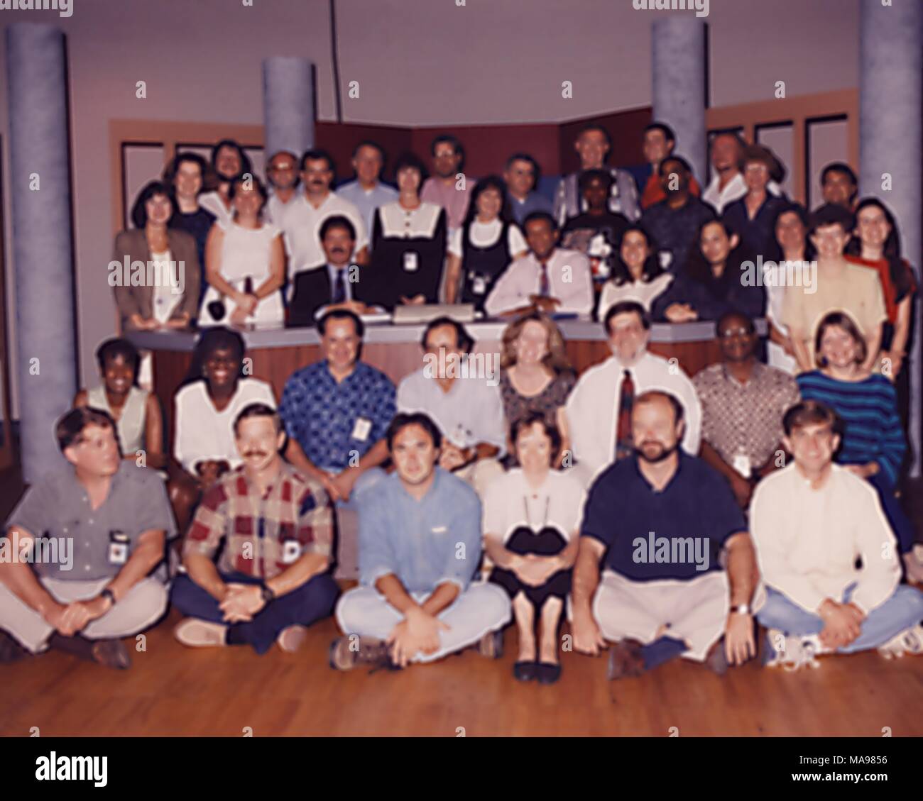 Dr William Atkinson istruttore presso il National programma di immunizzazione e il broadcast moderatore Joe Washington seduto tra i loro colleghi, 1994. Immagine cortesia di centri per il controllo delle malattie (CDC). () Foto Stock