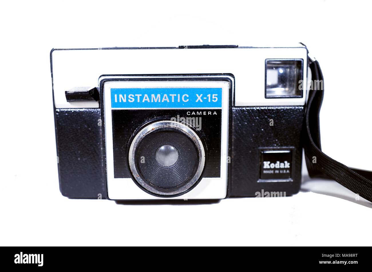 Close-up di Kodak Instamatic X-15 una pellicola analogica fotocamera, originariamente prodotto nel 1970, una piazza una fotocamera in formato utilizzato quale cartuccia 126 film, prodotto da Kodak negli Stati Uniti, isolato su sfondo bianco, 1970. () Foto Stock