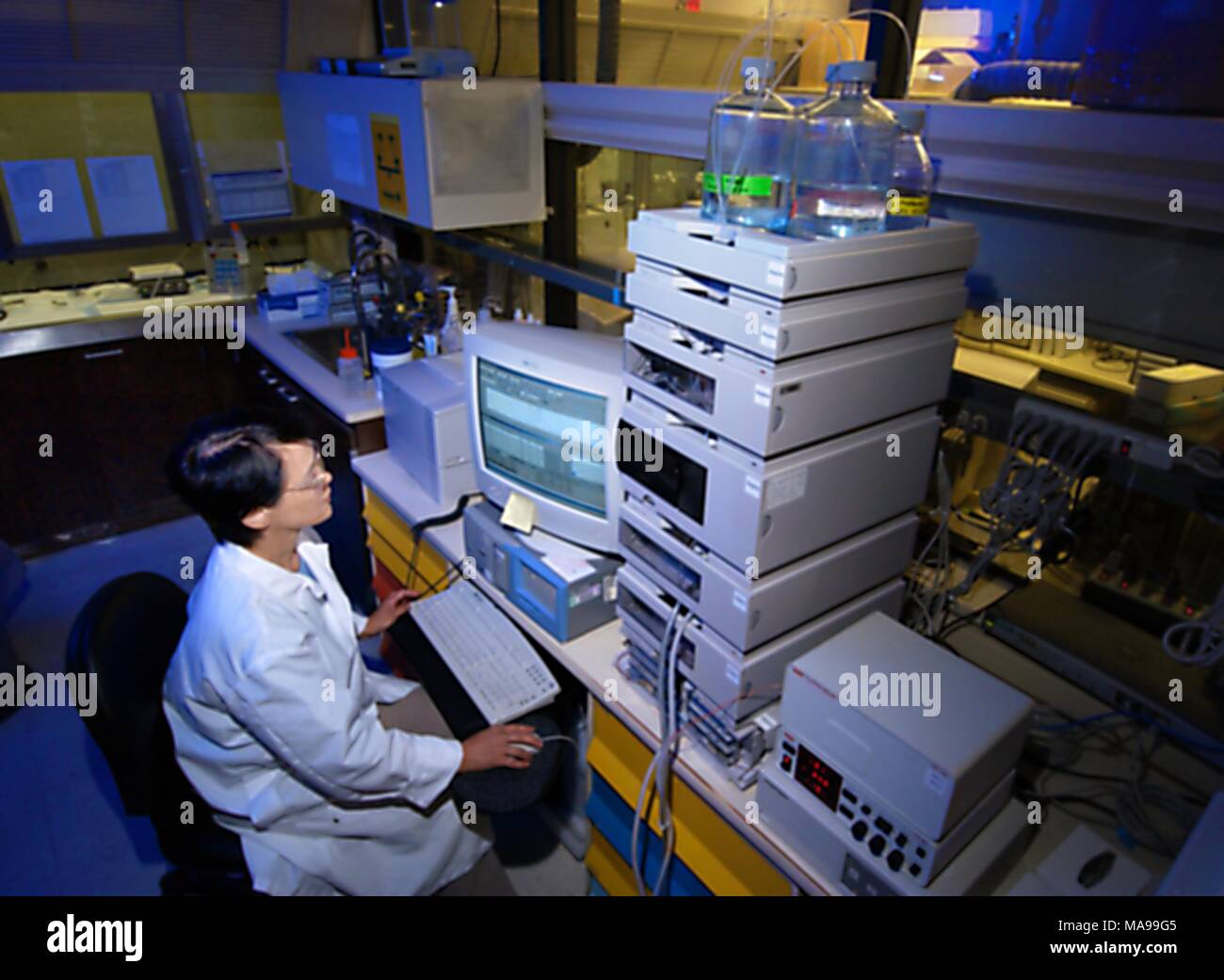 I centri per il controllo delle malattie (CDC) laboratorian Maria Xu rivedendo la cromatografia liquida ad alta prestazione (HPLC) dati, prodotti per la cura personale di laboratorio (PCPL), 2004. Immagine cortesia centri per il controllo delle malattie / Susan McClure. () Foto Stock