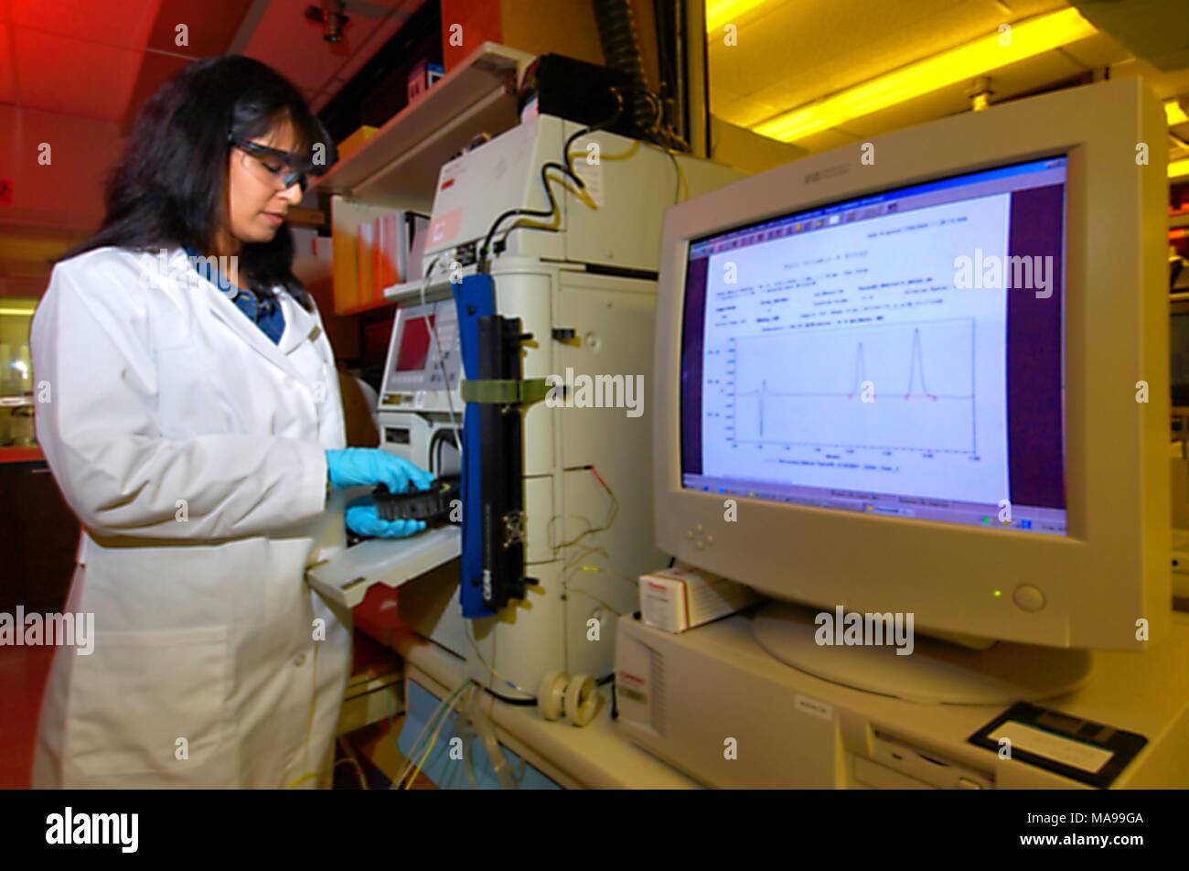 I centri per il controllo delle malattie (CDC) farmacia Madhulika Chaudhary-Webb preparare una cromatografia liquida ad alta prestazione (HPLC) strumento, prodotti per la cura personale di laboratorio (PCPL), 2004. Immagine cortesia centri per il controllo delle malattie / Susan McClure. () Foto Stock