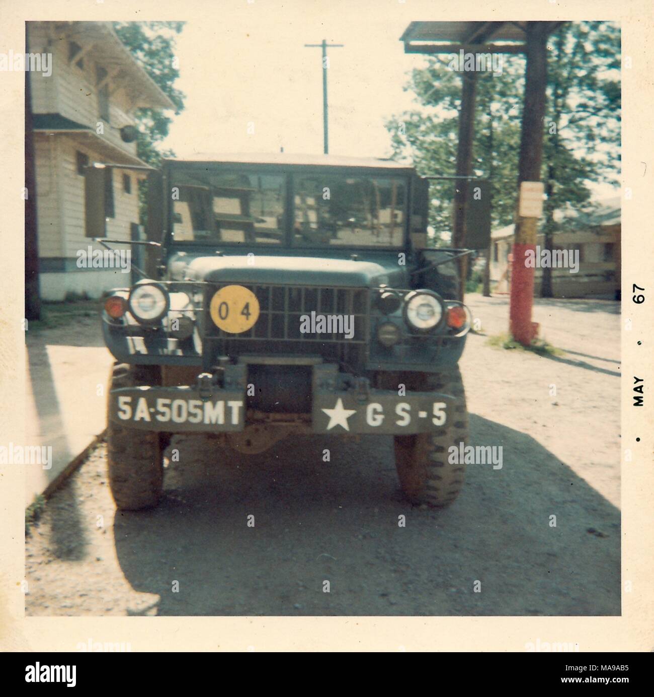 Fotografia a colori che mostra la parte anteriore del veicolo militare (il cofano e il parabrezza) con un cerchio giallo, numerate '04' attaccato al grill, fotografato in Vietnam durante la Guerra del Vietnam (1955-1975), 1967. () Foto Stock