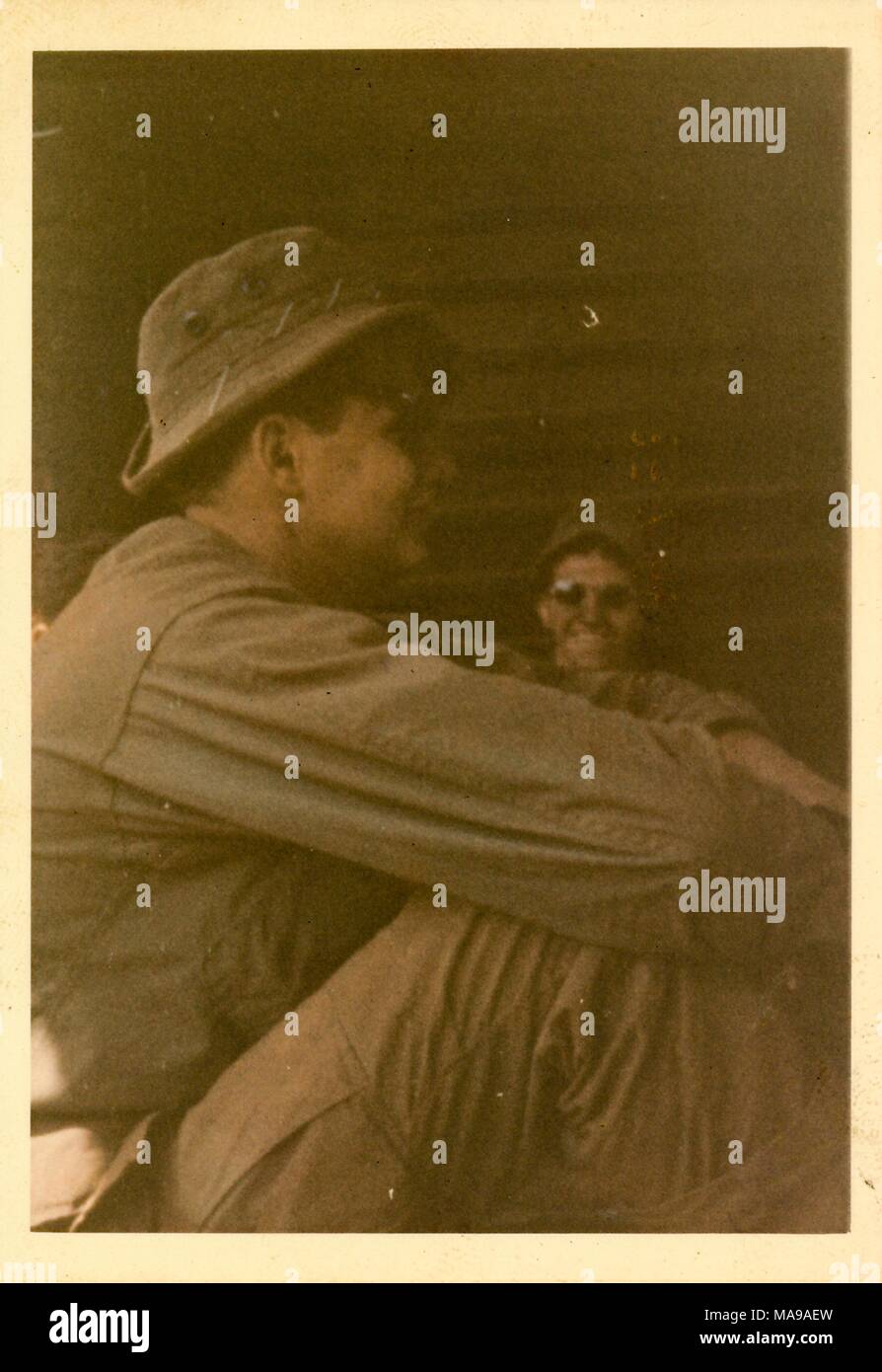 Fotografia a colori di due maschi seduti, una vista di profilo, gli altri in un colpo di testa rivolta verso la telecamera, sia militare che indossa fatiche, cappelli e occhiali da sole, fotografato in Vietnam durante la Guerra del Vietnam (1955-1975), 1971. () Foto Stock