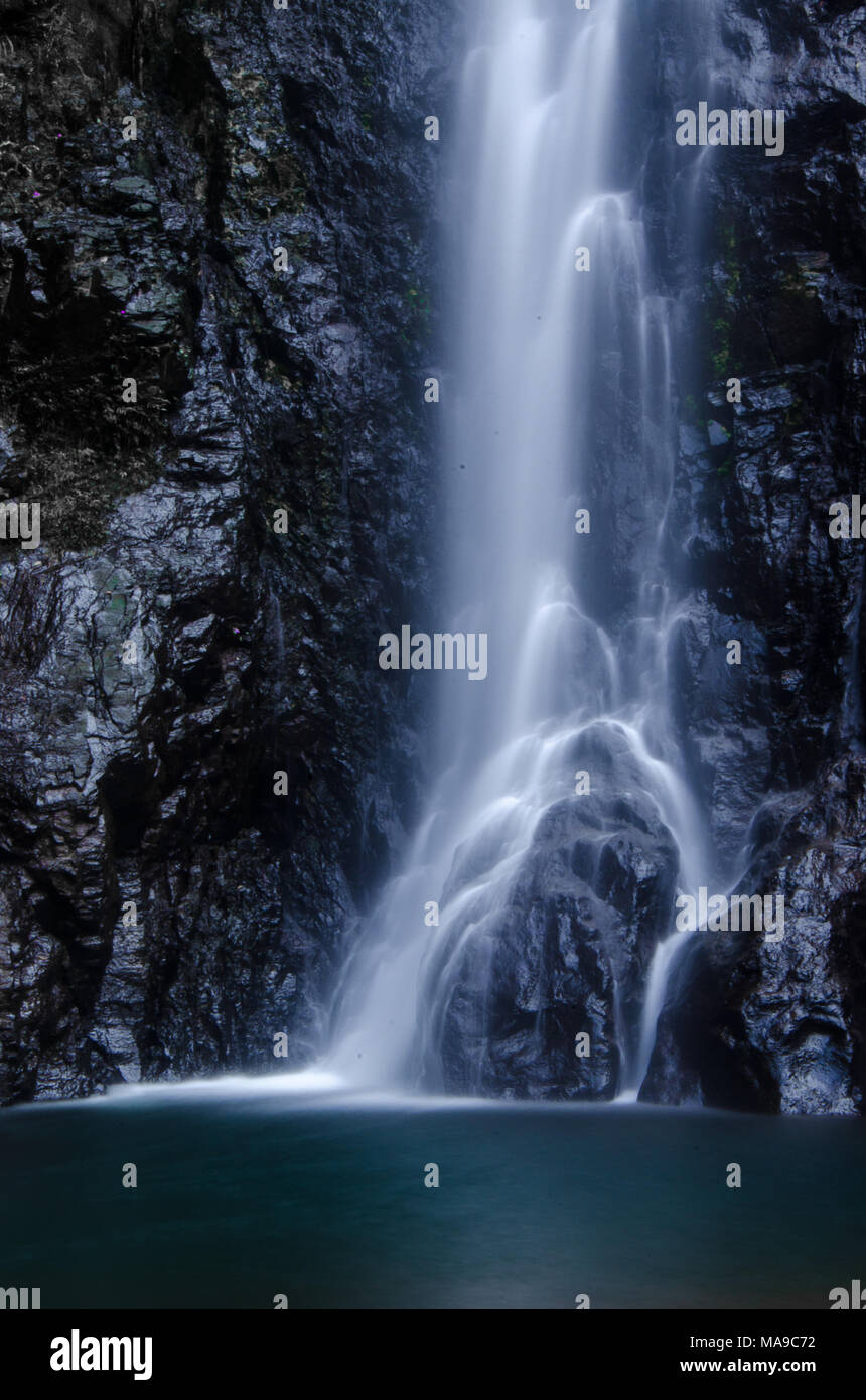 Bella, rinfrescante vista di acqua in caduta da altezza, schizzi su roccia. Foto Stock