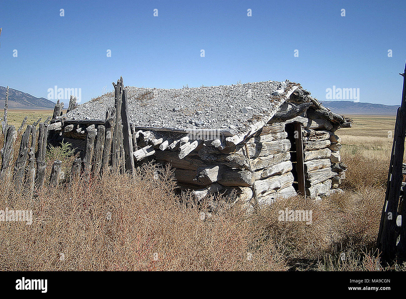 Registro storico Cabin-Fort Ruby. Questo storico log cabin, adducendo il motivo della forte storico sito di Ruby, è un mistero. I soldati del periodo di tempo non costruire edifici come questo. Chi pensi che costruita? Forse un trader? Forse un cowboy? Foto Stock