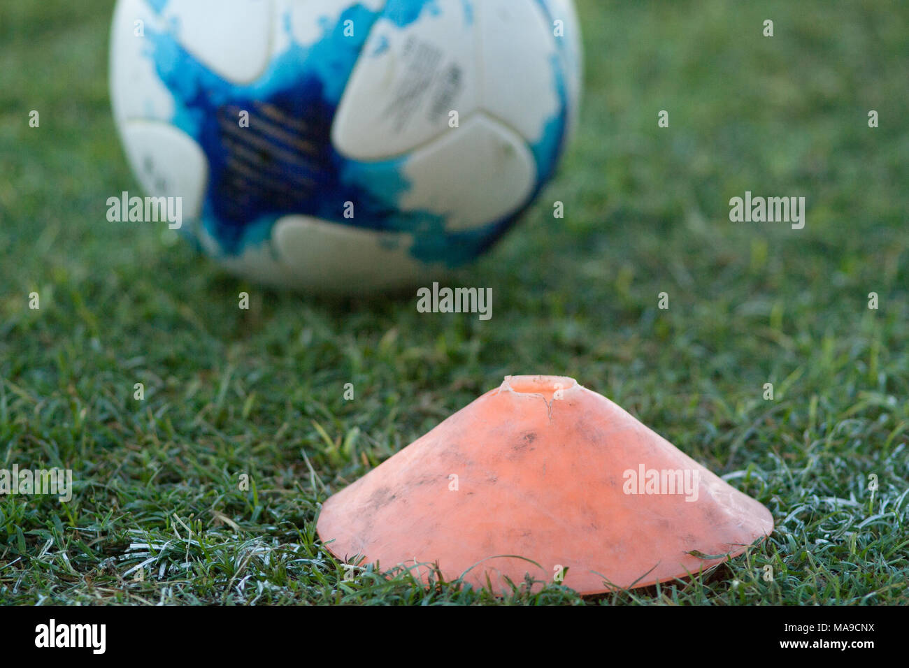 Tutti i ragazzi' giocatore, Federico Gino e Estudiantes' giocatore, Martin Garay, abbraccia dopo gioca una partita amichevole a Buenos Aires, Argentina Foto Stock