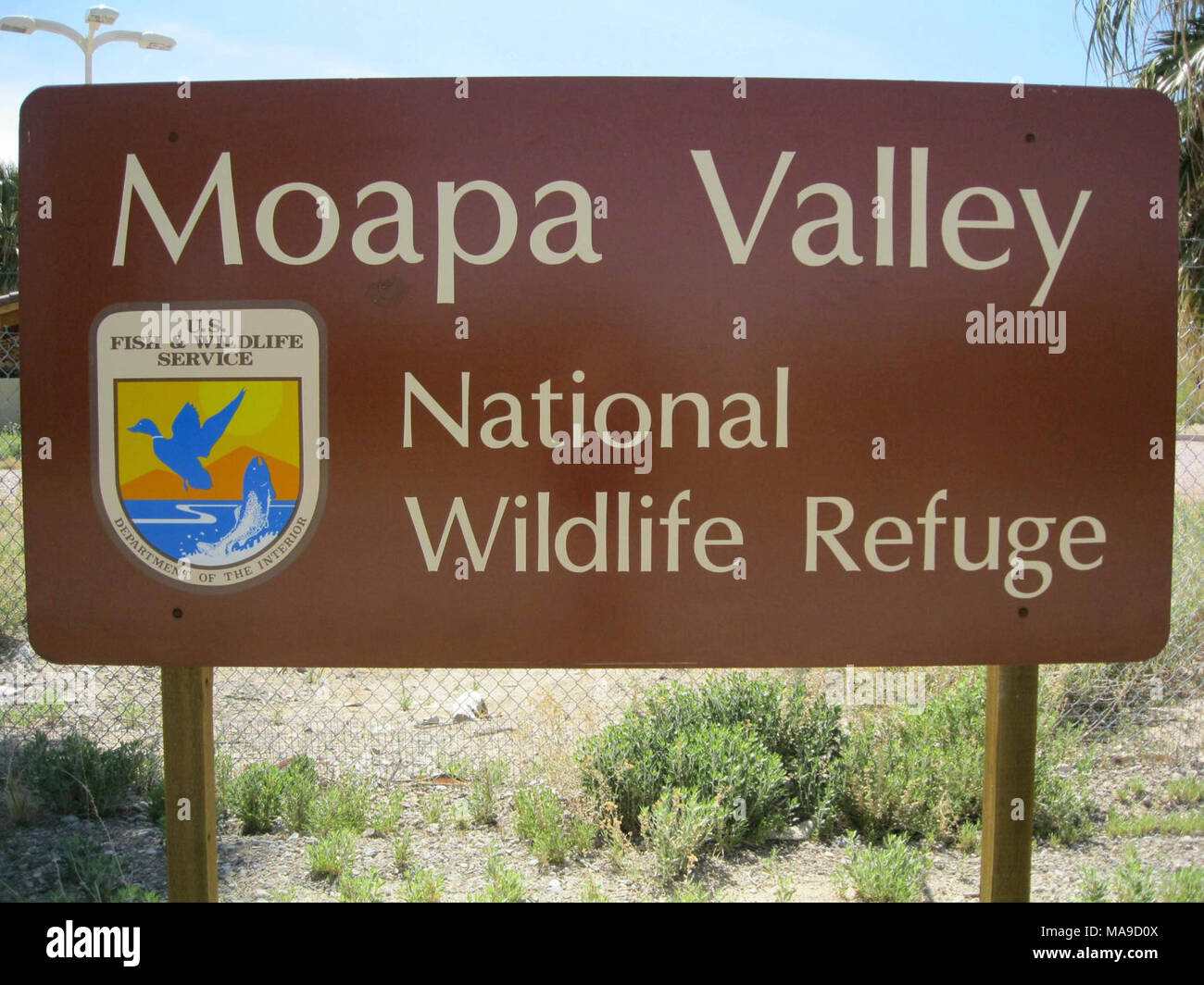 Moapa Valley NWR entrata segno. Il Cartello di ingresso alla valle Moapa NWR. La 117 acre Wildlife Refuge è stato istituito il 10 settembre 1979 per tutelare in via di estinzione Moapa dace. Foto Stock