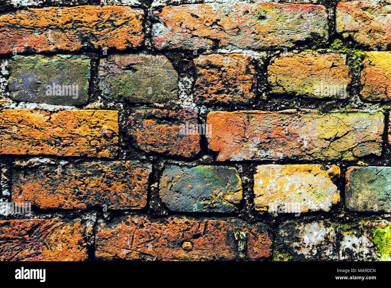 Una inquadratura ravvicinata del vecchio mattone ruvida parete in muratura rivestita con maldestra rosso mattone per gli sfondi. multi-colore di mattoni nel vecchio muro di close-up. Backgr Foto Stock