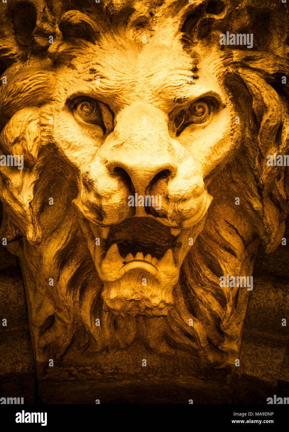 L'Italia, Torino. Fatta di pietra e si trova su un arco di marmo, circa 300 anni. Angelo caduto nella forma di un leone ruggente. Foto Stock