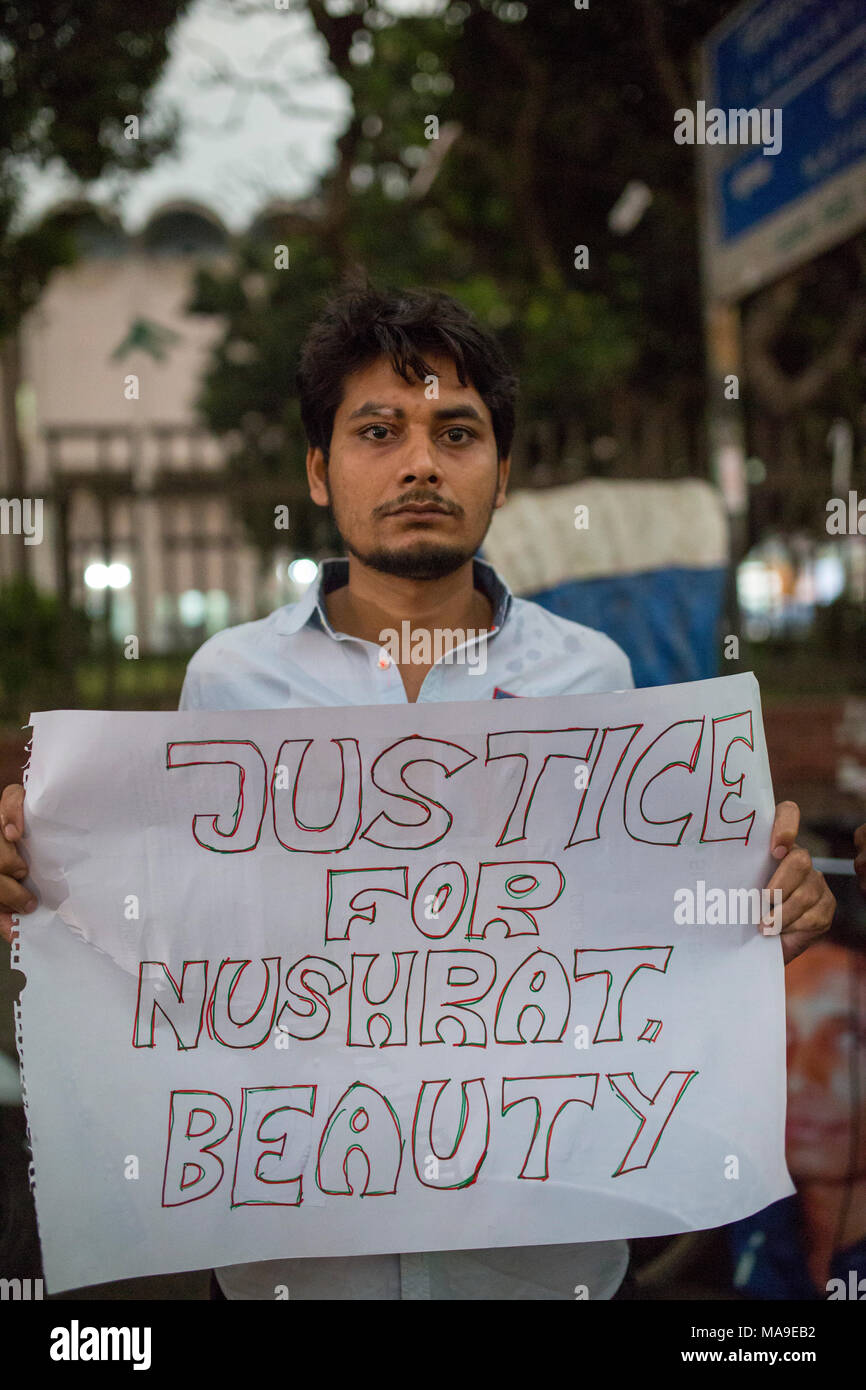 Dacca in Bangladesh - MARZO 30 : attivista bangladese realizzato una protesta contro lo stupro a Dhaka, nel Bangladesh il 30 marzo 2018. Stupri e omicidi di 16-anno-vecchio Akter bellezza ci ha lasciato in una perdita per le parole. Bellezza, che visse in Habiganj, sylhet, era sgambate e vessazioni sul suo modo di lavorare da Babul Mia ed i suoi complici. Dopo che lei si è lamentato di molestie, lei è stato rapito dalla sua casa, prese per un luogo non identificato dove era tenuto in ostaggio per un mese (21 gennaio-febbraio 21), e violentata da Babul Mia. Credito: zakir hossain chowdhury zakir/Alamy Live News Foto Stock