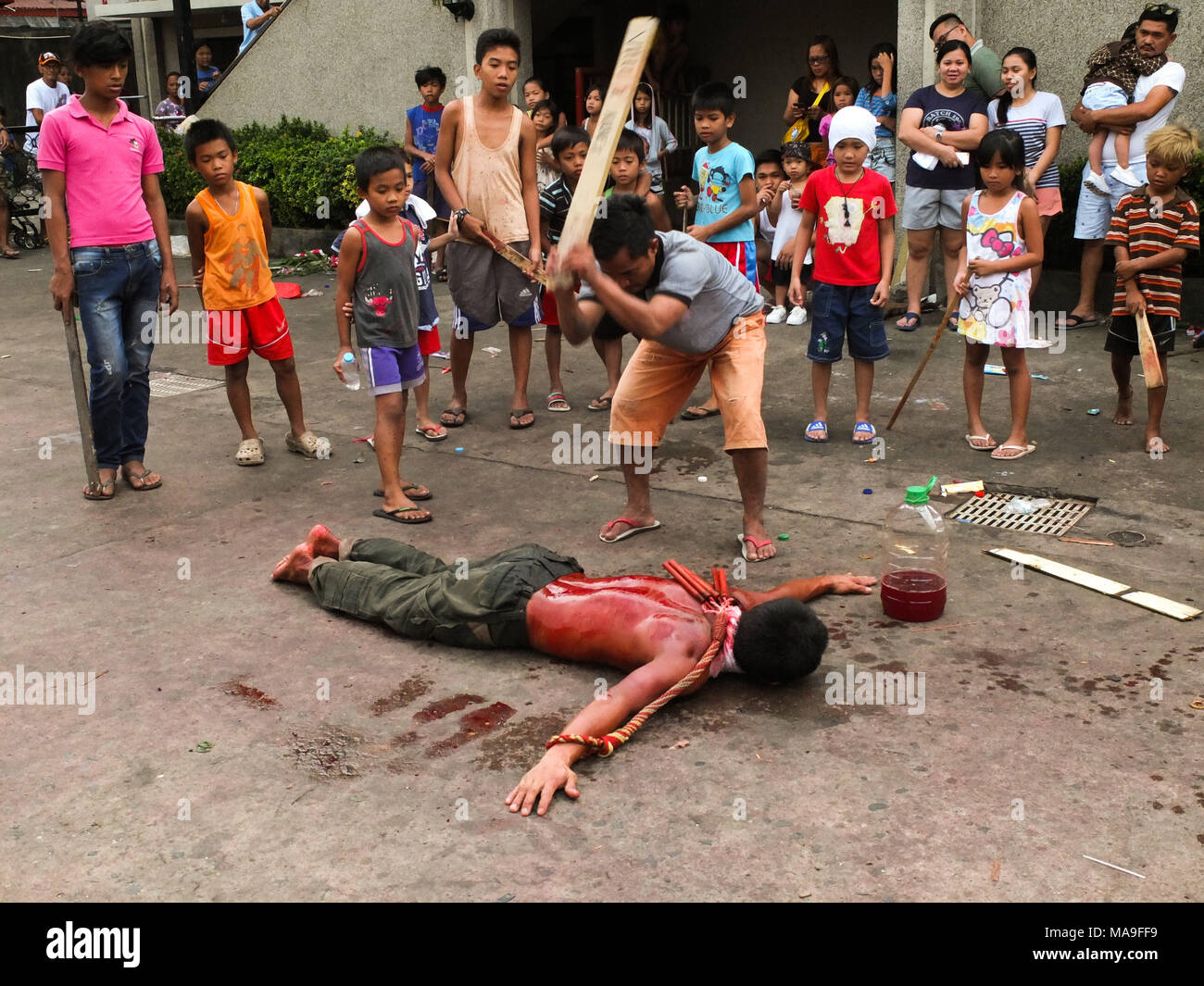 Marzo 28, 2012 - Navotas City, Filippine - un uomo frusta il suo flagellant presso il cortile anteriore della cappella..il Venerdì Santo nelle Filippine sono costituiti da diversi riti come la flagellazione o facendo self infliggere una ferita per il corpo. Sfilando Gesù Cristo le repliche per riattivare la passione e le sofferenze di Gesù Cristo. (Credito Immagine: © Josefiel Rivera/SOPA immagini via ZUMA filo) Foto Stock