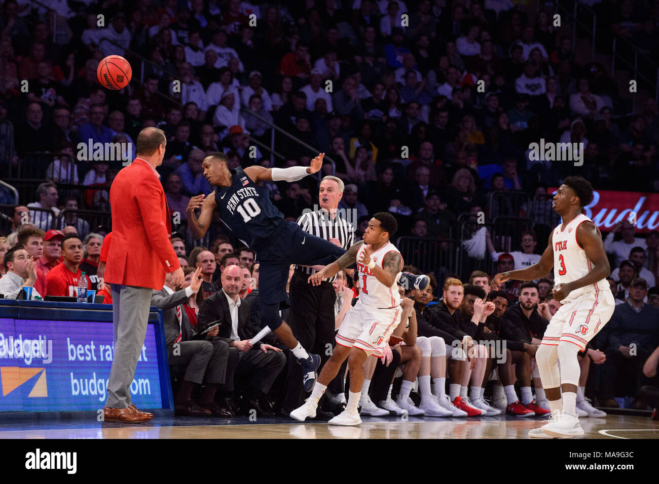 Marzo 29, 2018: Utah Utes head coach Larry Krystkowiak e Utah Utes guard Justin Bibbins (1) ricerca su come Penn State Nittany Lions guard Tony Carr (10) immersioni per la palla lungo il margine alla finale della 81st NIT partita di campionato tra la Penn State Nittany Lions e la Utah Utes al Madison Square Garden di New York, New York. La Penn State Nittany Lions sconfiggere la Utah Utes 82-66 per vincere il campionato NIT. Credito: Kostas Lymperopoulos/CSM Foto Stock