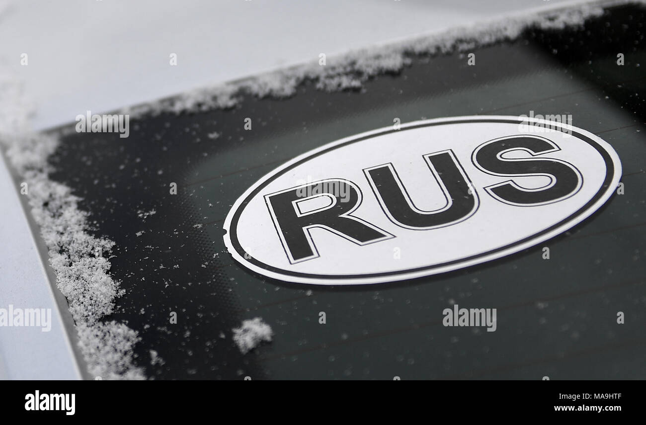 15 marzo 2018, Russia, San Pietroburgo: il codice del paese di RUS per la Russia incollato su un auto del finestrino posteriore nel centro cittadino di San Pietroburgo. Foto: Hendrik Schmidt/dpa-Zentralbild/ZB Foto Stock