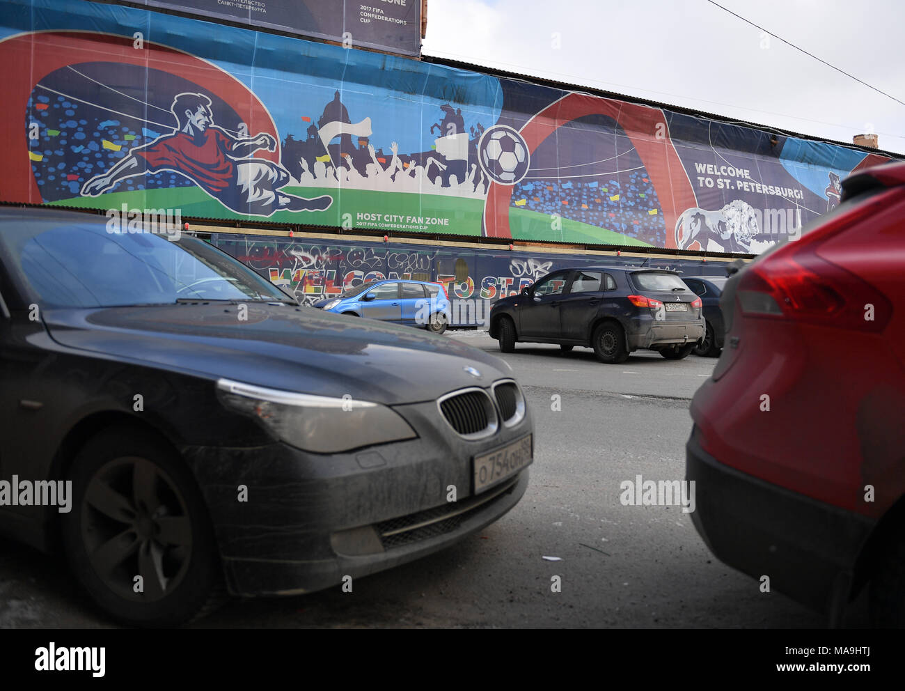 15 marzo 2018, Russia, San Pietroburgo: il codice del paese di RUS per la Russia incollato su un auto del finestrino posteriore nel centro cittadino di San Pietroburgo. Foto: Hendrik Schmidt/dpa-Zentralbild/ZB Foto Stock