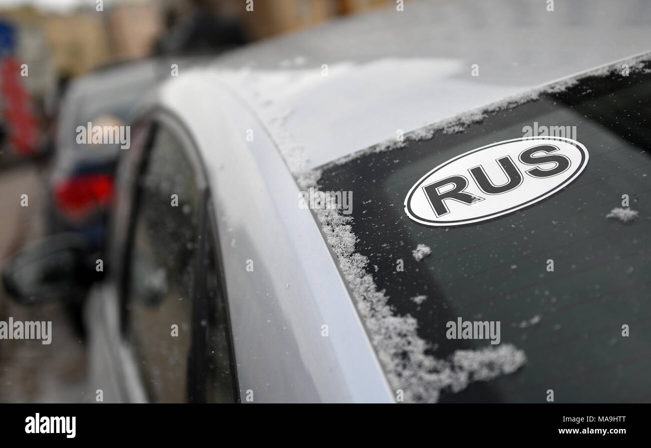 15 marzo 2018, Russia, San Pietroburgo: il codice del paese di RUS per la Russia incollato su un auto del finestrino posteriore nel centro cittadino di San Pietroburgo. Foto: Hendrik Schmidt/dpa-Zentralbild/ZB Foto Stock