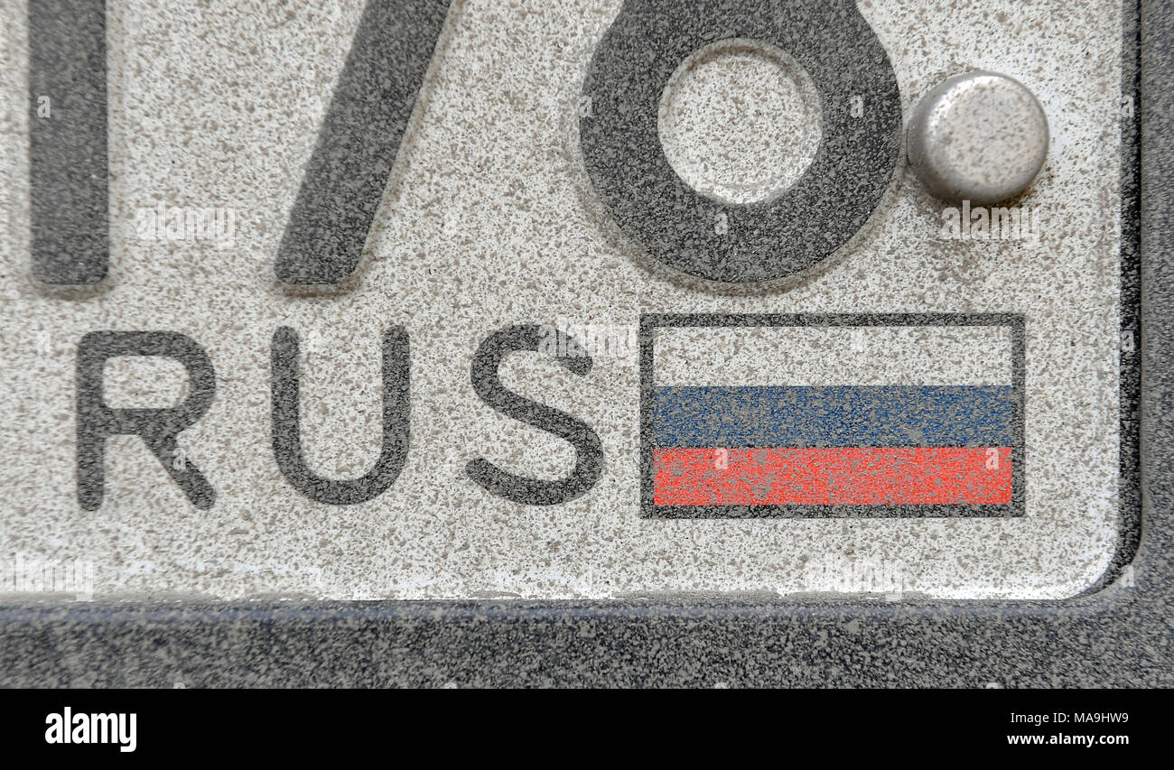 15 marzo 2018, Russia, San Pietroburgo: il codice del paese di RUS per la Russia incollato su un auto del finestrino posteriore nel centro cittadino di San Pietroburgo. Foto: Hendrik Schmidt/dpa-Zentralbild/ZB Foto Stock