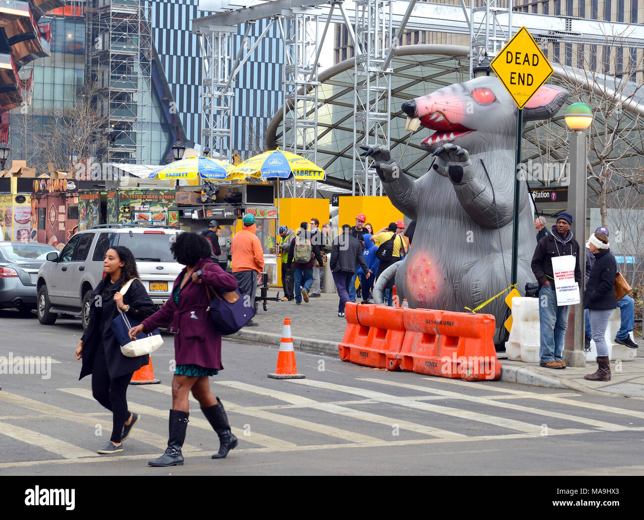 NEW YORK CIRCA NEL MARZO 2018. Ratto gonfiabili noti come Scabby Rat, essendo utilizzato dal sindacato dei lavoratori allo sciopero e protesta le condizioni di lavoro e i vantaggi nel west side di Manhattan dai cantieri Hudson Foto Stock