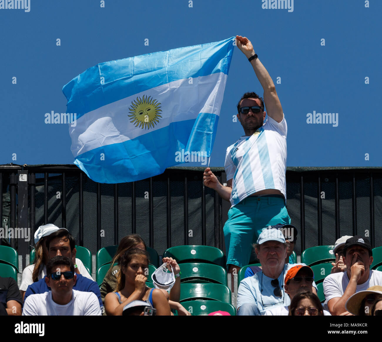 Key Biscayne, Florida, Stati Uniti d'America. 30 Mar, 2018. Una ventola visualizza la bandiera argentina per tutta la partita a sostegno di Juan Martin Del Potro di Argentina durante una semifinale contro John Isner degli Stati Uniti, al 2018 Miami Open presentato da Itau professional tennis tournament, giocato al Crandon Park Tennis Center di Key Biscayne, Florida, Stati Uniti d'America. Isner ha vinto 6-1, 7-6(2). Mario Houben/CSM/Alamy Live News Foto Stock