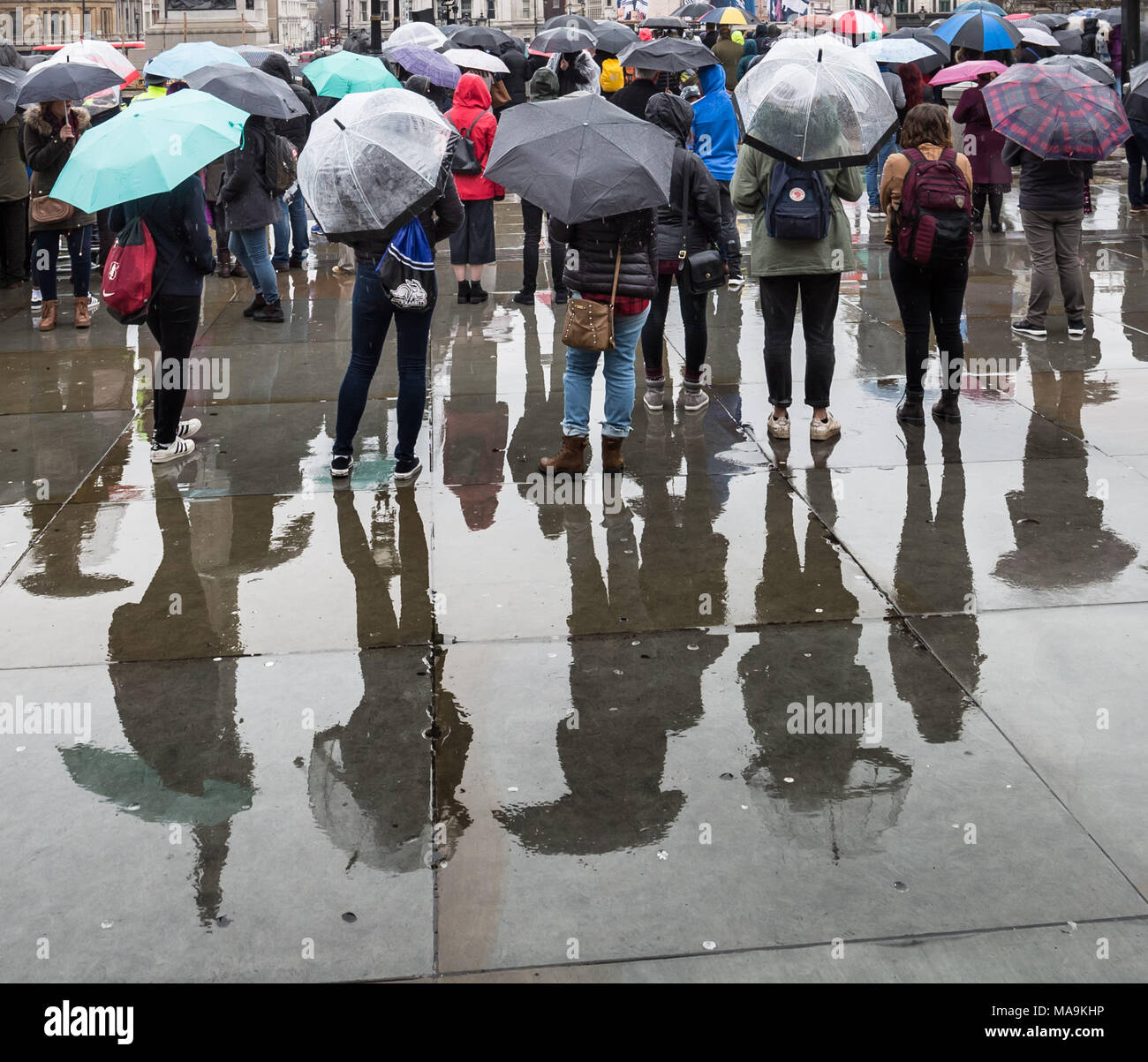 Londra, Regno Unito. Il 30 marzo 2018. Regno Unito Meteo: Heavy Rain il Venerdì Santo Bank Holiday in Trafalgar Square. Credito: Guy Corbishley/Alamy Live News Foto Stock