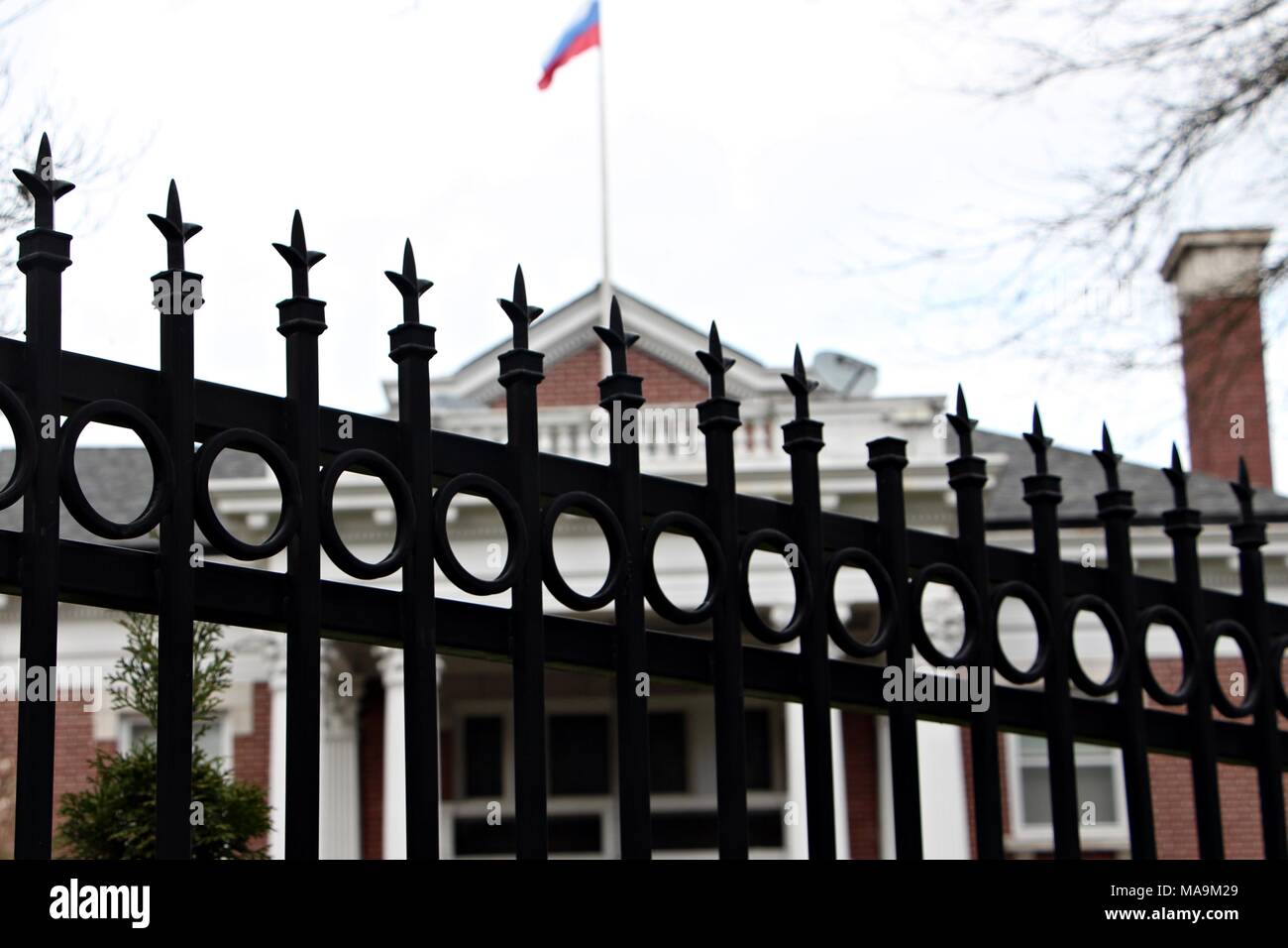 Seattle, Stati Uniti d'America. 30 Mar, 2018. La bandiera russa vola sopra il russo residenza consolare a Seattle. In precedenza questa settimana, Trump administration ha ordinato la chiusura del Consolato generale russo a Seattle dal 2 aprile. Secondo funzionari russi, la residenza del Console Generale resteranno occupati fino al mese di aprile 24 quando si deve chiudere. Credito: Toby Scott/Alamy Live News. Foto Stock Seattle, Stati Uniti d'America. 30 Mar, 2018. La bandiera russa vola sopra il russo residenza consolare a Seattle. In precedenza questa settimana, Trump administration ha ordinato la chiusura del Consolato generale russo a Seattle dal 2 aprile. Secondo funzionari russi, la residenza del Console Generale resteranno occupati fino al mese di aprile 24 quando si deve chiudere. Credito: Toby Scott/Alamy Live News. Foto Stock