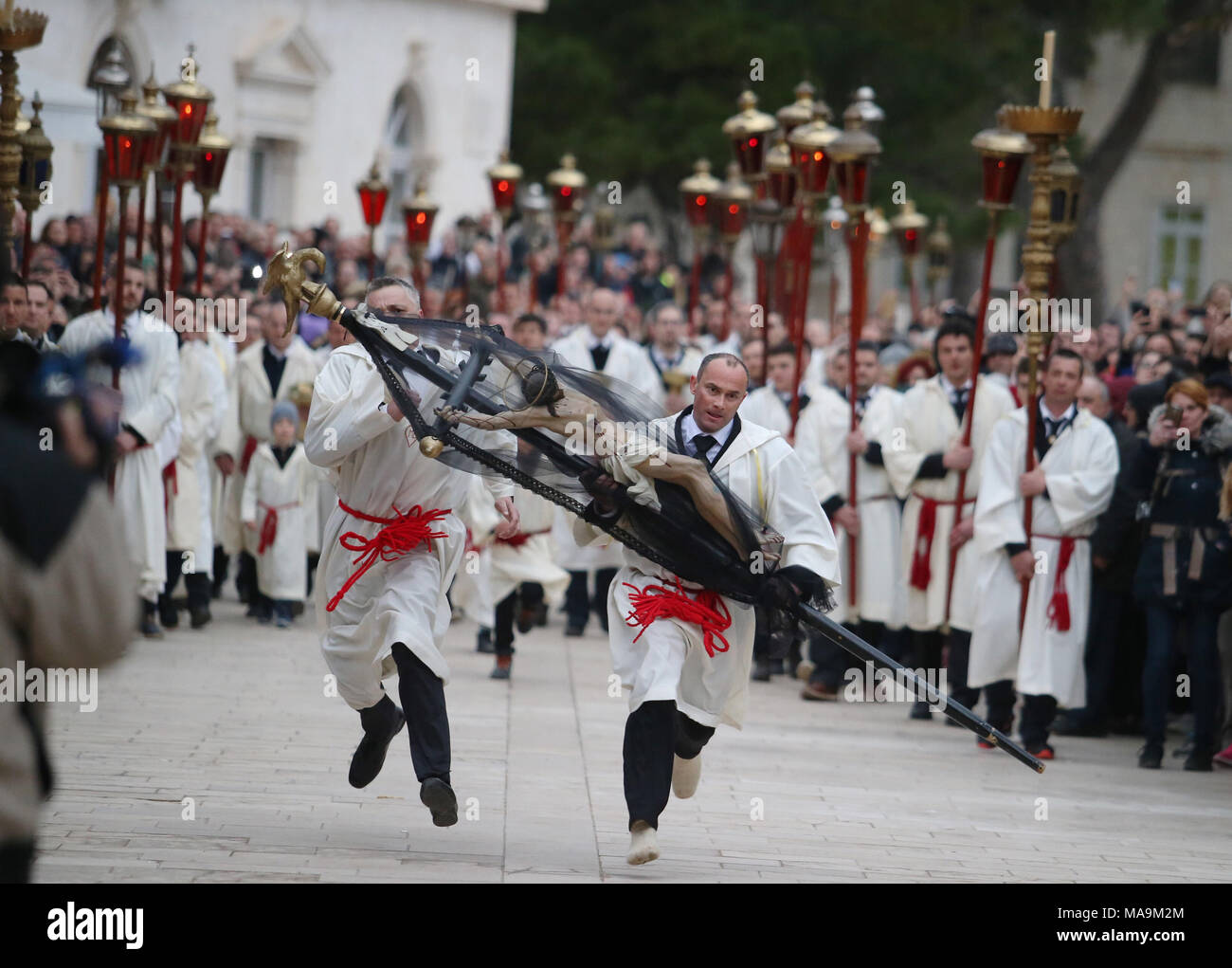 Hvar, Croazia. 30 Mar, 2018. Le persone prendono parte in processione Za Krizen sull'isola di Hvar, Croazia, il 30 marzo 2018. Processione Za Krizen, noto come 'seguendo la croce", avviene prima che il cristiano di vacanza di Pasqua. Essa è stata iscritta sulla lista rappresentativa della dell'UNESCO Patrimonio Culturale Immateriale dell' Umanità nel 2009. Credito: Ivo Cagalj/Xinhua/Alamy Live News Foto Stock