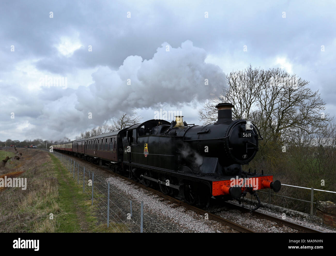 Locomotiva a vapore treno 5619 alza la testa piena di vapore sul Nene Valley Railway non appena inizia il suo servizio di Pasqua il venerdì santo in Peterborough, CAMBRIDGESHIRE, il 30 marzo 2018. Foto Stock