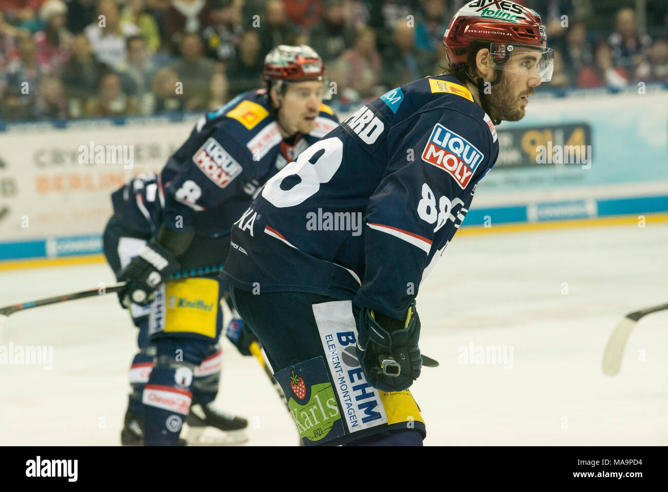 Berlino, Germania. 29 Mar, 2018. 29 marzo 2018, Germania Berlino: Mercedes-Benz Arena, hockey su ghiaccio, DEL, Eisbaeren Berlin vs Norimberga Ice Tigers, round del campionato, semifinale: Berlino James Sheppard aspettando il puck. Credito: Annette Riedl/dpa/Alamy Live News Foto Stock