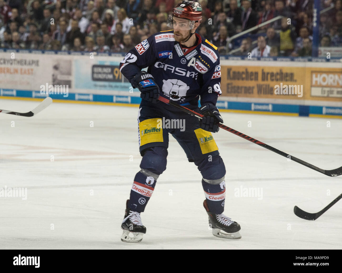 Berlino, Germania. 29 Mar, 2018. 29 marzo 2018, Germania Berlino: Mercedes-Benz Arena, hockey su ghiaccio, DEL, Eisbaeren Berlin vs Norimberga Ice Tigers, round del campionato, semifinale: berlinese di Marcel Noebels aspettando il puck. Credito: Annette Riedl/dpa/Alamy Live News Foto Stock