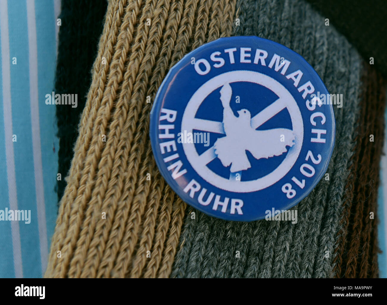 Gronau, Germania. 31 Mar, 2018. Il 31 marzo 2018, Germania, Duisburg: Un partecipante che indossa una Pasqua marzo perno durante la Pasqua Rhine-Ruhr marzo per il disarmo. Credito: Caroline Seidel/dpa/Alamy Live News Foto Stock