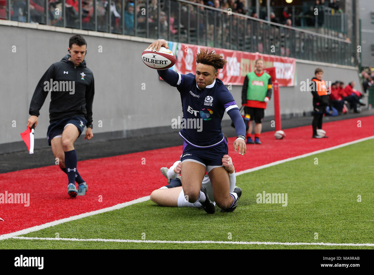Ystrad Mynach, South Wales, Regno Unito, 31 marzo 2018.Femi Sofolarin della Scozia U18's punteggi di provare. U18s sei festival delle nazioni di rugby, Inghilterra e Scozia al Centro Sportivo per eccellenza in Ystrad Mynach, nel Galles del Sud sabato 31 marzo 2018. foto da Andrew Orchard/Alamy Live News Foto Stock