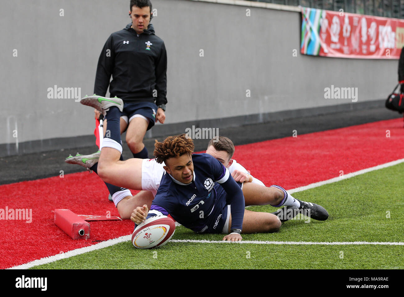 Ystrad Mynach, South Wales, Regno Unito, 31 marzo 2018.Femi Sofolarin della Scozia U18's punteggi di provare. U18s sei festival delle nazioni di rugby, Inghilterra e Scozia al Centro Sportivo per eccellenza in Ystrad Mynach, nel Galles del Sud sabato 31 marzo 2018. foto da Andrew Orchard/Alamy Live News Foto Stock