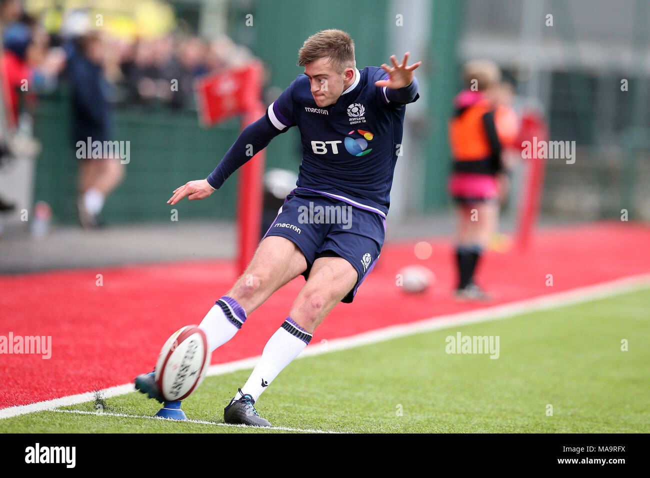 Ystrad Mynach, South Wales, Regno Unito, 31 marzo 2018.Nathan Chamberlain della Scozia U18's © calci una conversione. U18s sei festival delle nazioni di rugby, Inghilterra e Scozia al Centro Sportivo per eccellenza in Ystrad Mynach, nel Galles del Sud sabato 31 marzo 2018. foto da Andrew Orchard/Alamy Live News Foto Stock