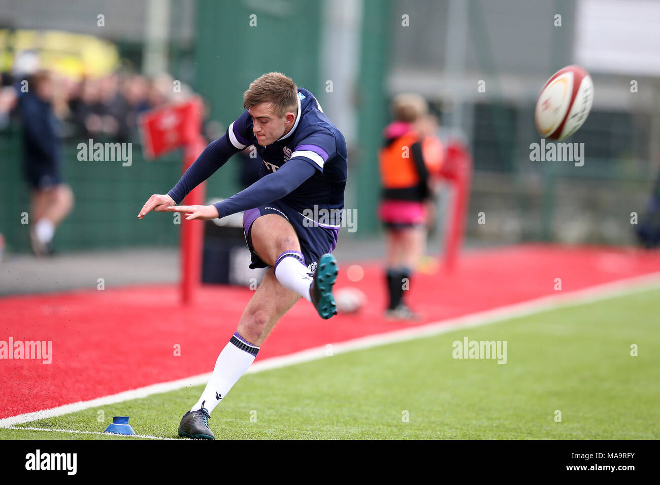 Ystrad Mynach, South Wales, Regno Unito, 31 marzo 2018.Nathan Chamberlain della Scozia U18's © calci una conversione. U18s sei festival delle nazioni di rugby, Inghilterra e Scozia al Centro Sportivo per eccellenza in Ystrad Mynach, nel Galles del Sud sabato 31 marzo 2018. foto da Andrew Orchard/Alamy Live News Foto Stock