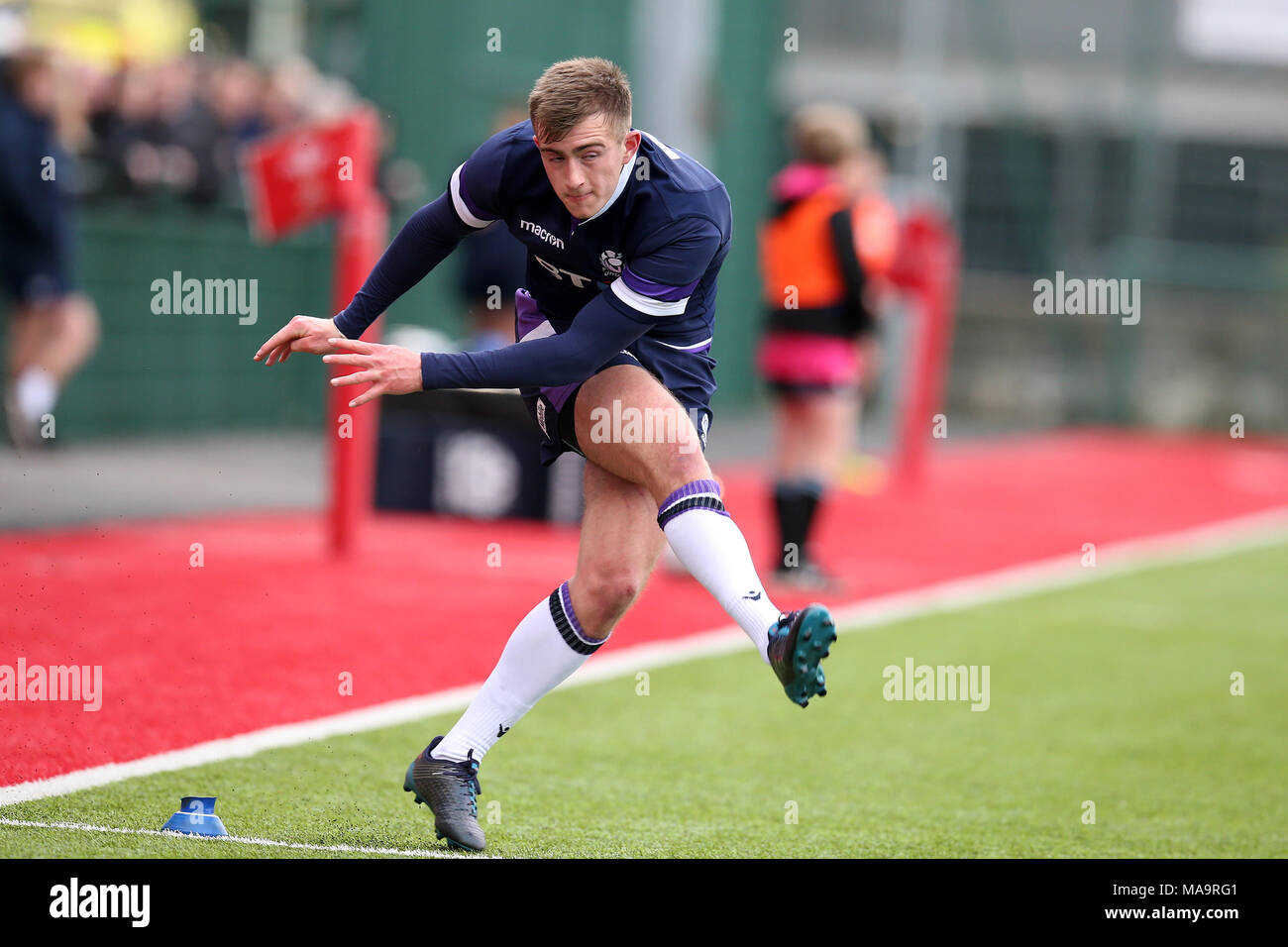 Ystrad Mynach, South Wales, Regno Unito, 31 marzo 2018.Nathan Chamberlain della Scozia U18's © calci una conversione. U18s sei festival delle nazioni di rugby, Inghilterra e Scozia al Centro Sportivo per eccellenza in Ystrad Mynach, nel Galles del Sud sabato 31 marzo 2018. foto da Andrew Orchard/Alamy Live News Foto Stock