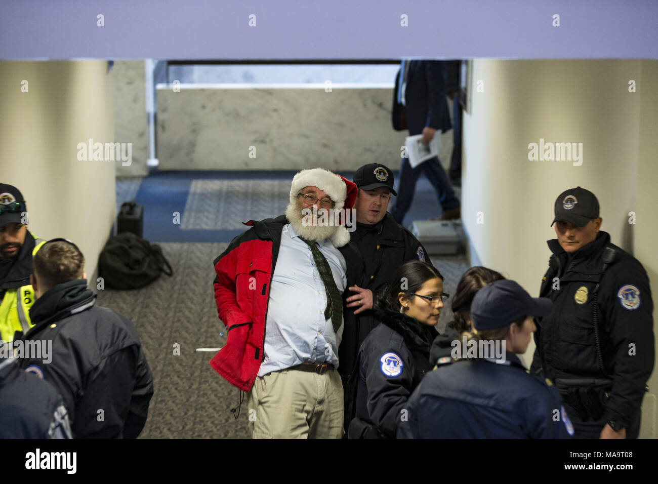 Washington, Distretto di Columbia, Stati Uniti d'America. Xiii Dec, 2017. Un uomo vestito da Babbo Natale è detenuto da United States Capitol polizia al Campidoglio degli Stati Uniti in Washington, DC Credito: Alex Edelman/ZUMA filo/Alamy Live News Foto Stock