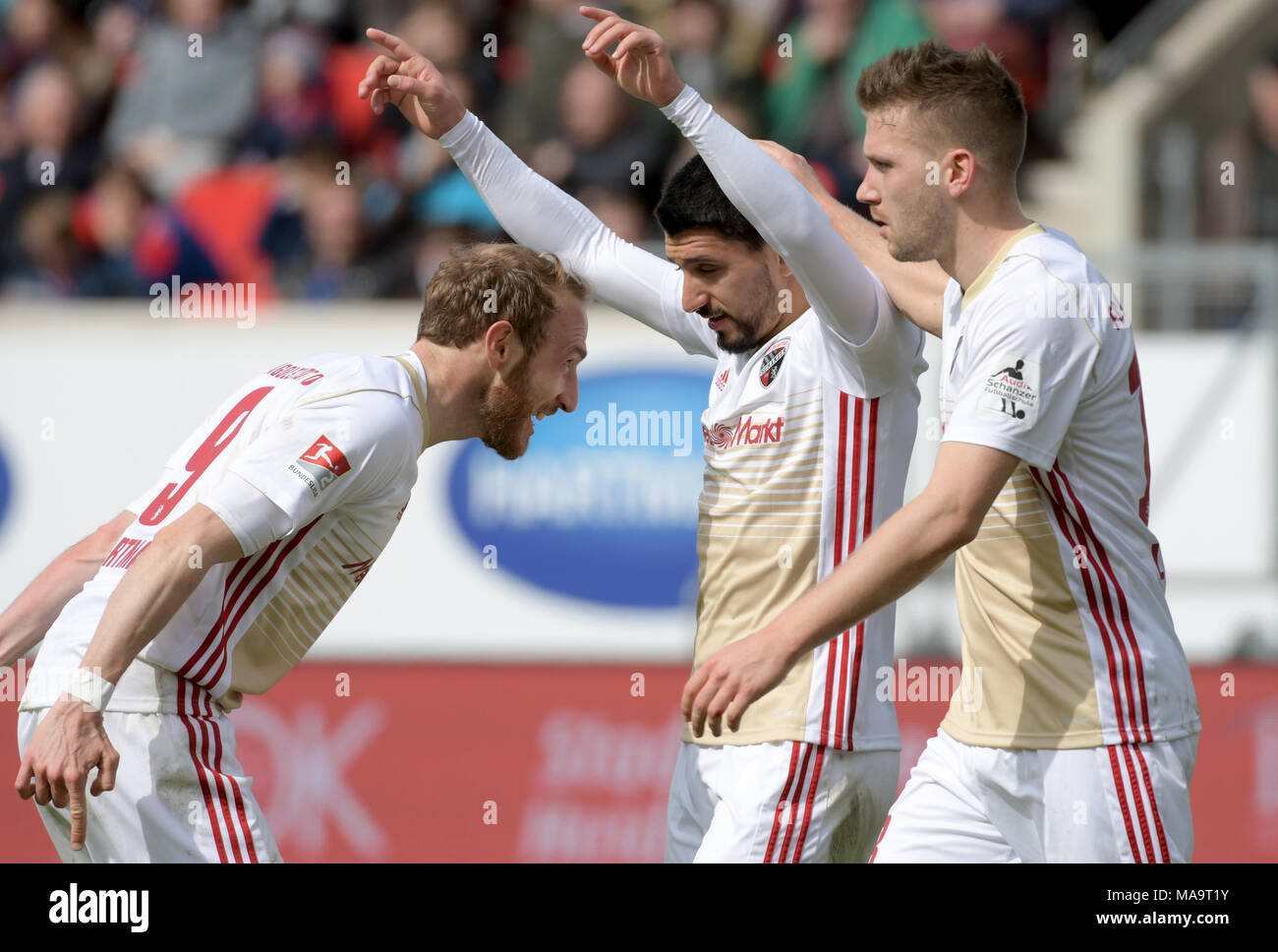 Il 31 marzo 2018, Germania, Heidenheim, calcio: Seconda Bundesliga, 1. FC Heidenheim vs FC Ingolstadt 04 in Voith Arena: Ingolstadt la (da sinistra a destra) Moritz Hartmann, Almog Cohen e Robert Leipertz celebra il 0:1. Foto: Stefan Puchner/dpa - AVVISO IMPORTANTE: a causa della Lega calcio tedesca·s (DFL) accrediti regolamenti, la pubblicazione e la ridistribuzione online e nei contenuti multimediali in linea è limitata durante la partita a quindici immagini per partita Foto Stock